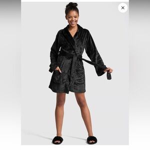 🐸Victoria's Secret PINK Black Plush Robe